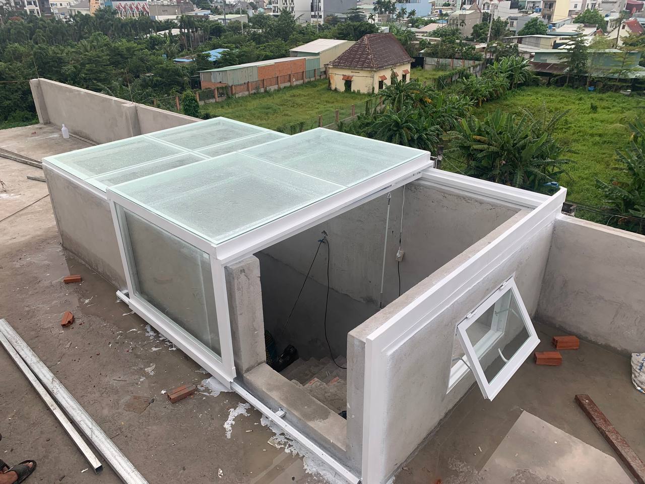Thi công giếng trời lối lên cầu thang bằng kính cường lực cho nhà phố