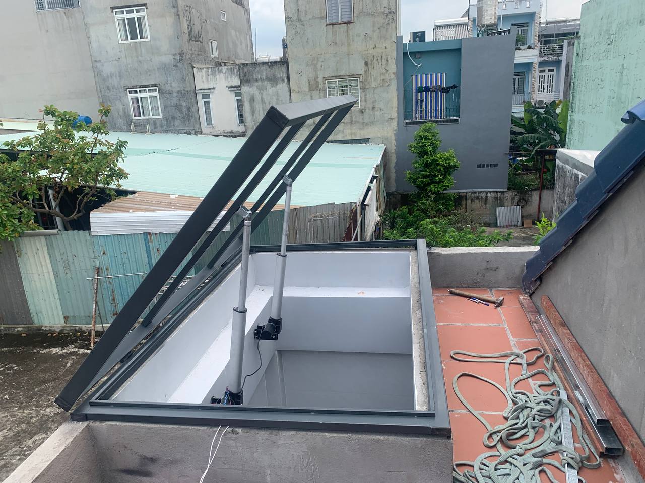 Thi công giếng trời mở lật  bằng kính cường lực cho nhà phố