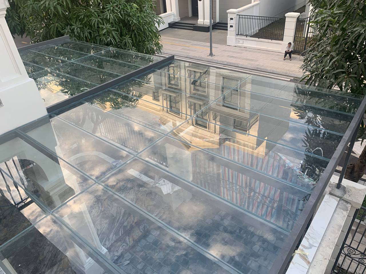 Thi công mái che cố định bằng kính cường lực cho nhà phố