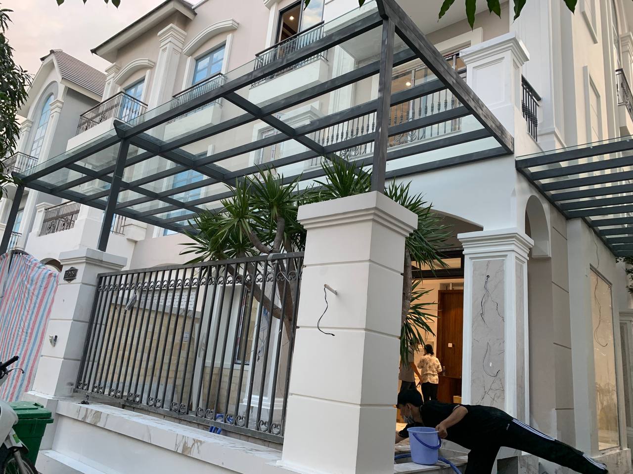 Thi công mái che cố định bằng kính cường lực cho nhà phố